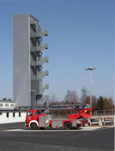 Bild vergrößern: Turm der Feuerwehr mit Drehleiter im Vordergrund