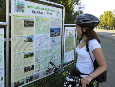 Bild vergrößern: Radeln auf der GeoRadroute Ruhr-Eder