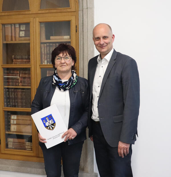 Bild vergrößern: Brgermeister Stefan Kieweg mit der Jubilarin Brbel Emde
