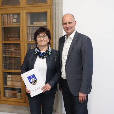 Bürgermeister Stefan Kieweg mit der Jubilarin Bärbel Emde