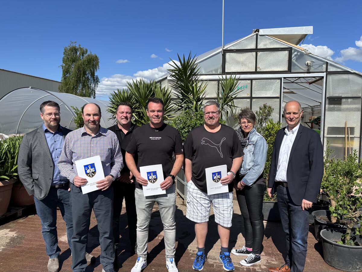 Bürgermeister Stefan Kieweg mit den Jubilaren Jörg Klein-Göbel, Kristian Willeke und Markus Block