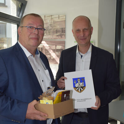 Bürgermeister Stefan Kieweg mit Wolfgang Wilhelm