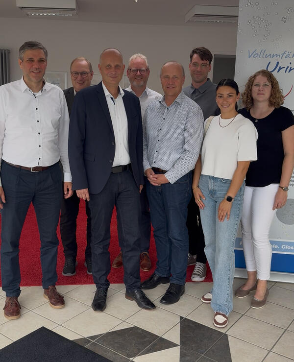 Bild vergrößern: Gruppenfoto beim Besuch von Analyticon