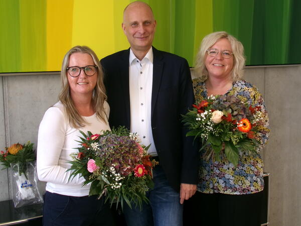 Bild vergrößern: Brgermeister Stefan Kieweg mit den Jubilarinnen Margarete Amert und Nicole Laube