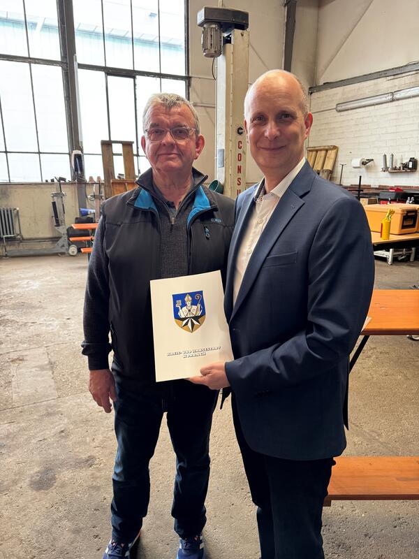 Bild vergrößern: Brgermeister Kieweg mit Werner Falk