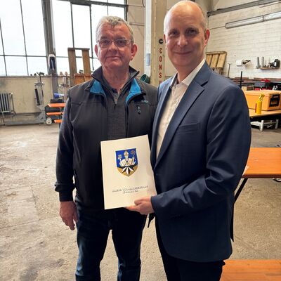 Bürgermeister Kieweg mit Werner Falk