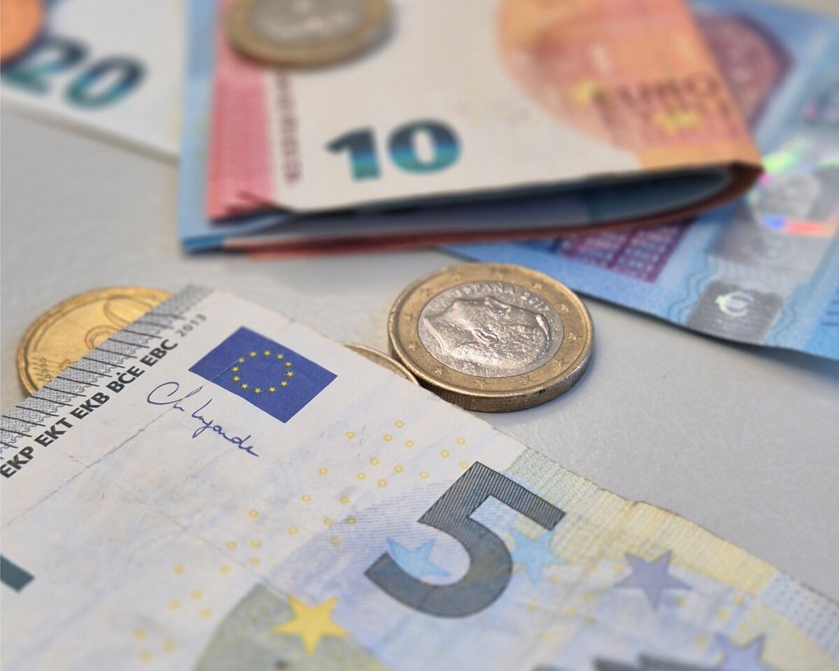 Auf dem Bild sind verschiedene Geldscheine und Euro-M&uuml;nzen zu sehen.