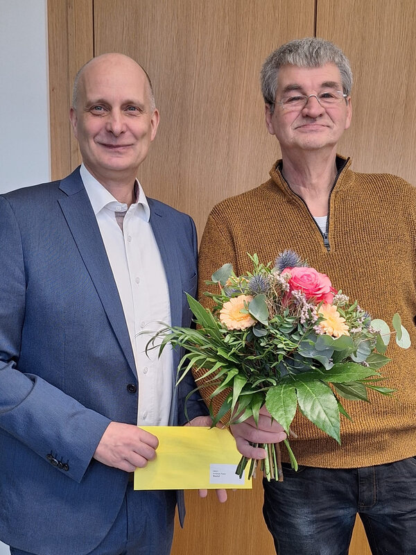 Bild vergr&ouml;&szlig;ern: B�rgermeister Stefan Kieweg mit dem Jubilar Andreas Rabe