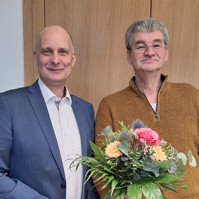 B&uuml;rgermeister Stefan Kieweg mit dem Jubilar Andreas Rabe