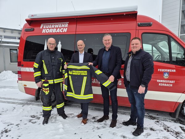 Bild vergr&ouml;&szlig;ern: �bergabe der Feuerwehrschutzkleidung