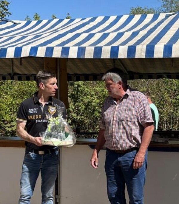 Bild vergr&ouml;&szlig;ern: Geschenk&uuml;bergabe an Harald Saure