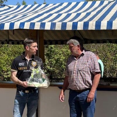 Geschenk&uuml;bergabe an Harald Saure