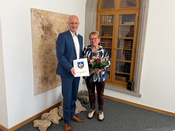 Bild vergr&ouml;&szlig;ern: B�rgermeister Kieweg mit Birgit Binzer