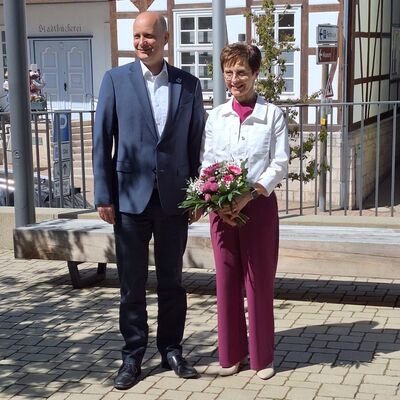 B&uuml;rgermeister Kieweg mit Hiltrud Lahme 