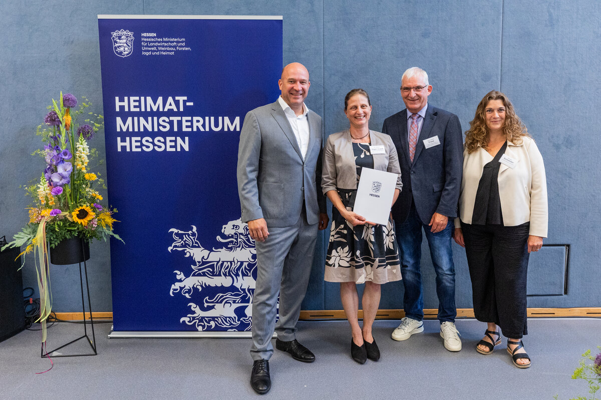 Von links: Heimatminister Ingmar Jung, Dr. Christina Sager-Klau&szlig; (Fachbereich Bauen und Umwelt, Korbach), Erster Kreisbeigeordneter des Landkreises Waldeck-Frankenberg Karl-Friedrich Frese, Theresia Schneider (Fachdienst L&auml;ndlicher Raum des Landkreises Waldeck-Frankenberg)