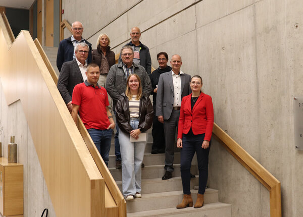 Bild vergr&ouml;&szlig;ern: Hinten von links: Dirk Strau&szlig;berg, B&auml;rbel Saure, Karl-Helmut Tepel
Mitte von links: Jens Harde, Rainer Zimmermann, Anne Maier, B&uuml;rgermeister Stefan Kieweg
Vorne von links: Tobias J&uuml;rgens, Lara Elspa&szlig;, Anna Lena Behle