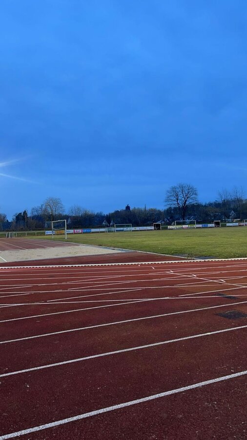 Bild vergr&ouml;&szlig;ern: Laufbahn Pauli_Laufen unter Flutlicht