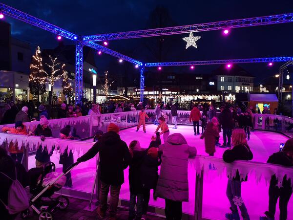 Bild vergrößern: Kunsteisbahn und weihnachtlich beleuchtete Szene am Korbacher Weihnachtsmarkt 2024