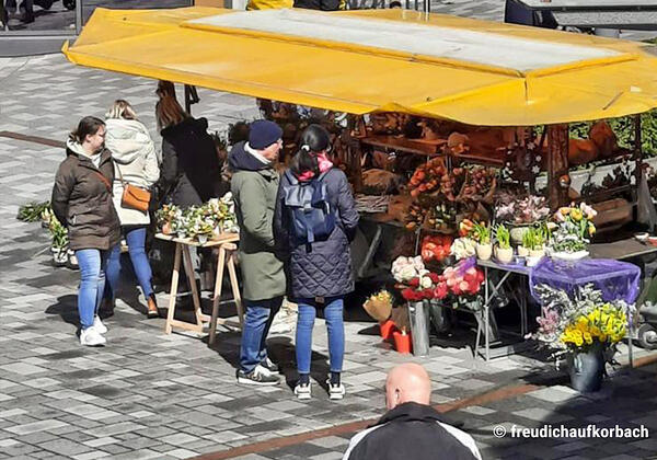 Bild vergrößern: Das Bild zeigt mehrere Peronen an einem Blumenstand auf dem Frühlingsfest in Korbach