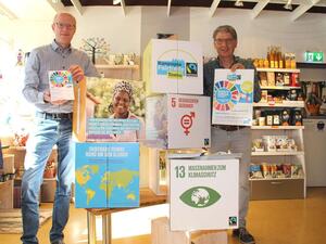 Teile der Ausstellung zu den Entwicklungszielen (SDG) der United Nations (UN) im Korbacher Weltladen.