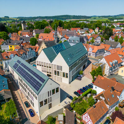 Bild vergrößern: Das Rathaus in Korbach von oben