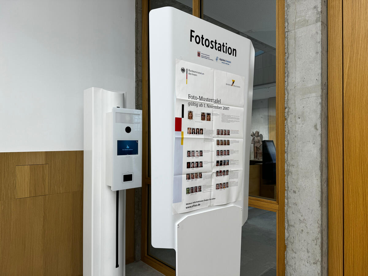 Das Bild zeigt die Fotostation im Korbacher Bürgerbüro.