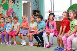 Bild vergrößern: Das Bild zeigt Kinder in einem Kindergarten.