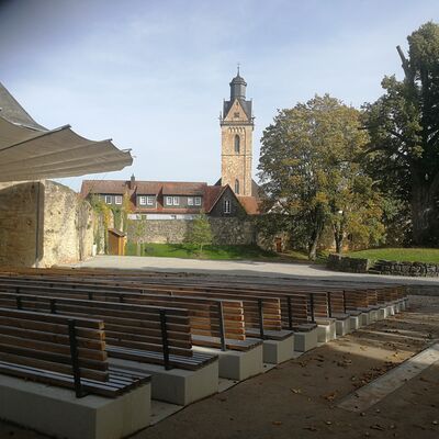 Bild vergrößern: Das Bild zeigt die Freilichtbühne in Korbach mit Blick auf die Kilianskirche