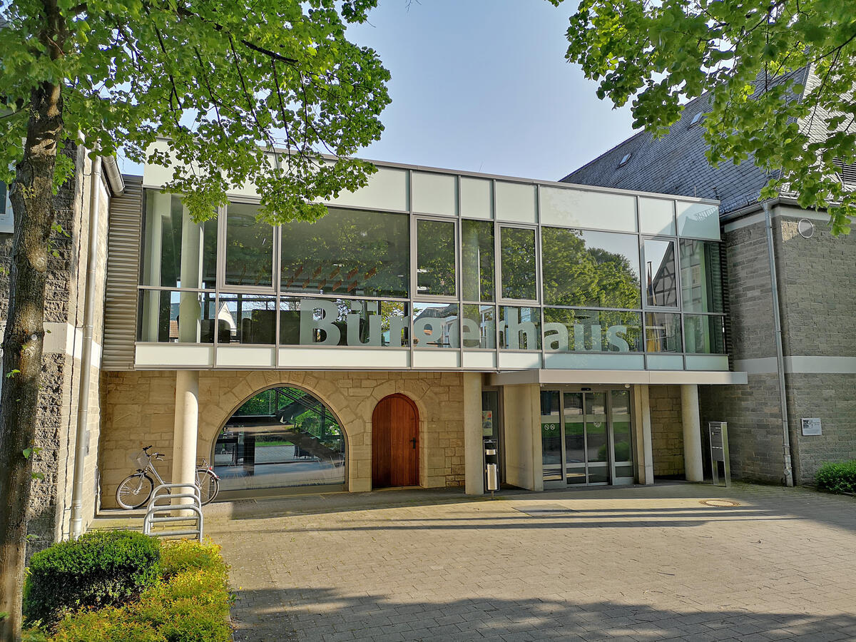 Das Foto zeigt den Eingang zum B&uuml;rgerhaus in Korbach