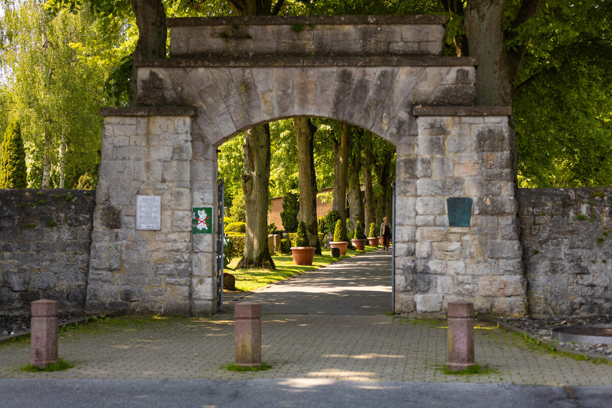 Eingangstor zum Friedhof Korbach