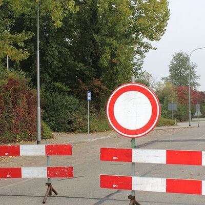 Das Bild zeigt ein Durchfahrt-Verboten-Schild und zwei Sperrbaken.