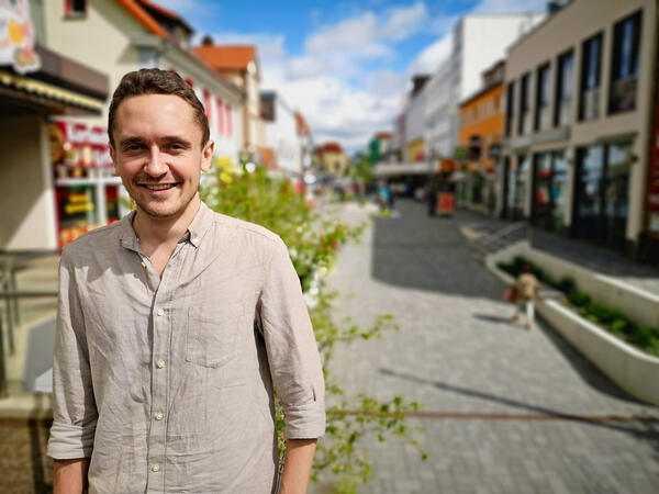 Bild vergrößern: Blick in die Korbacher Fußgängerzone mit ihren Geschäften, Cafes und Aufenthaltsbereichen