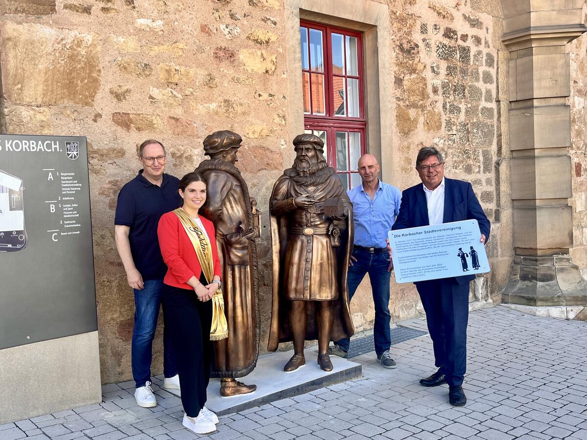 Einweihung der Bronzefiguren vor dem Rathaus