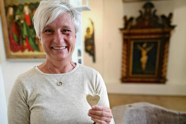 Bild vergrößern: EIne Frau steht im Sakralraum des Korbacher Museums