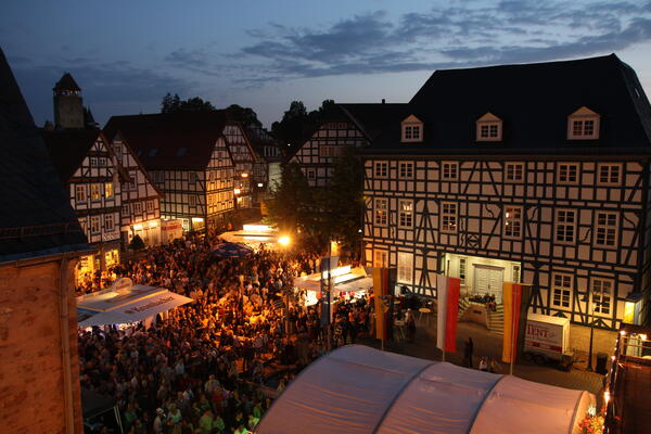 Bild vergrößern: Eine Menschenmenge feiert auf dem Rathausplatz beim ALtstadt-Kulturfest.